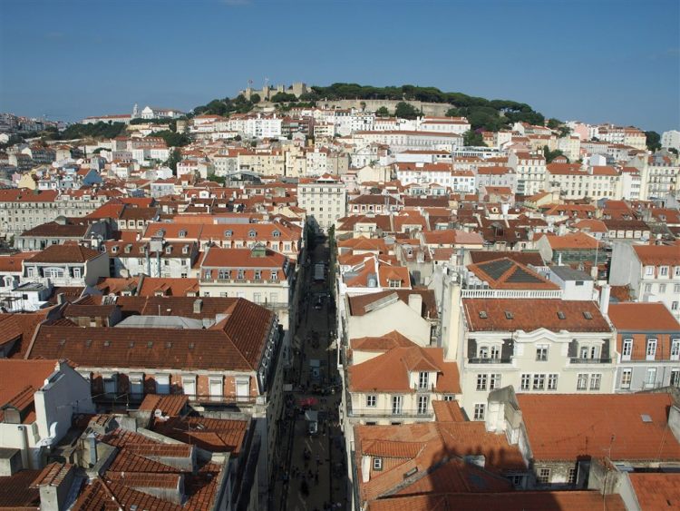 Portugalsko - Lisabon pohled na čtvrt Baixa a hrad São Jorge